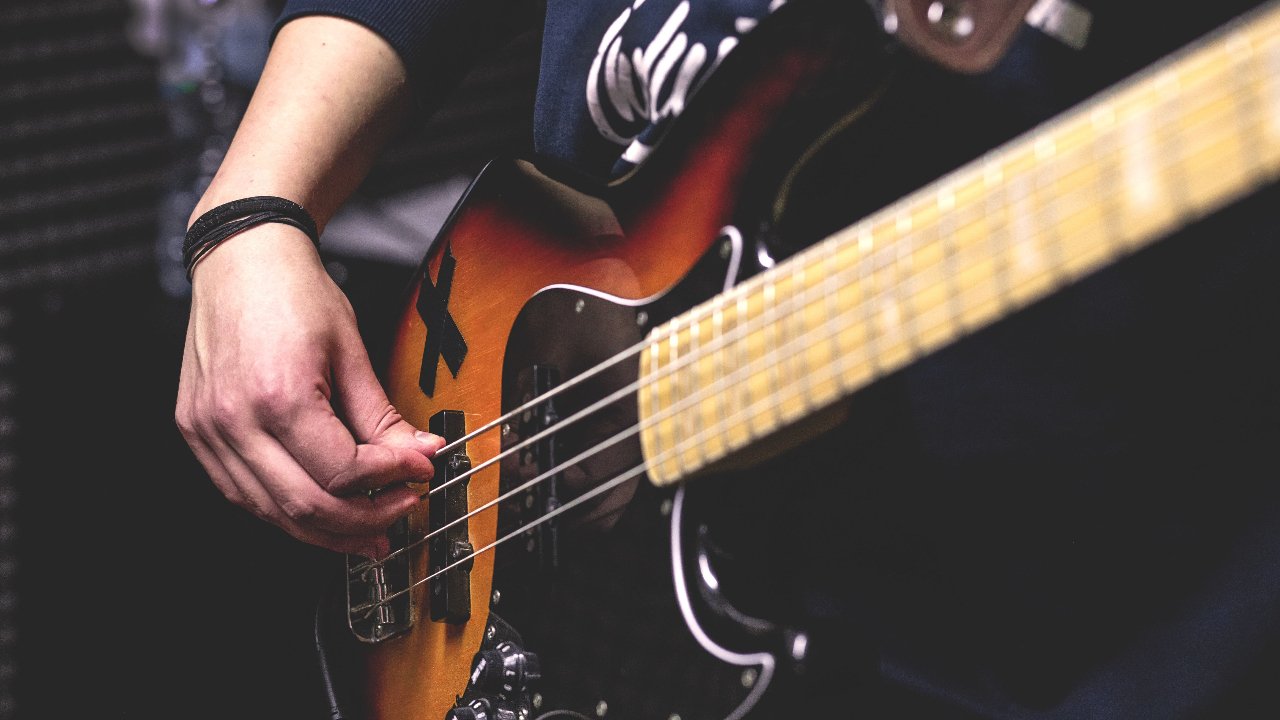 electric vs acoustic bass guitars