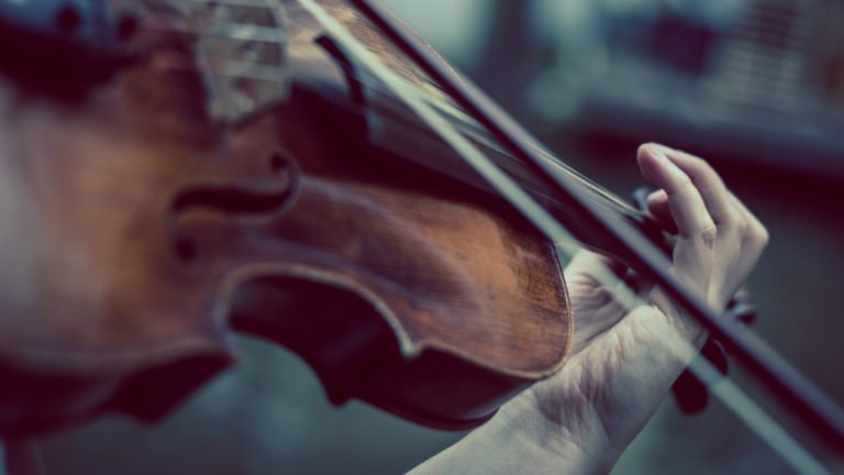 how to hold a violin bow
