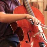how to hold a cello