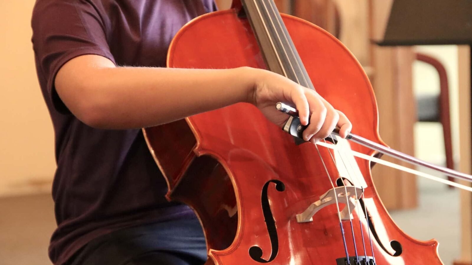 how to hold a cello