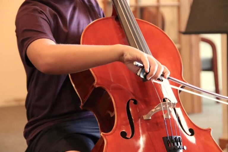 how to hold a cello