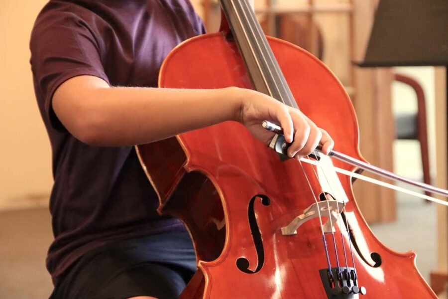 how to hold a cello